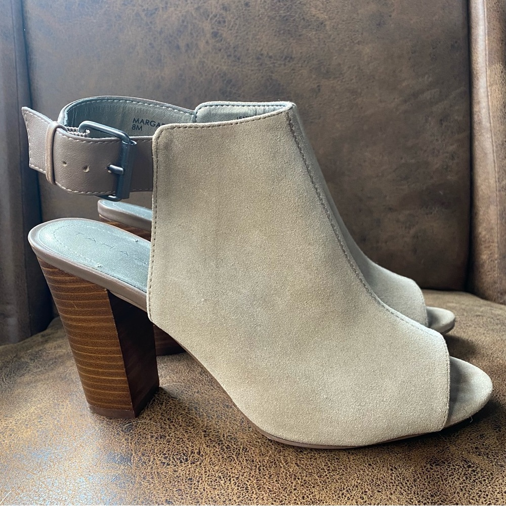 TAHARI Margaret Open back Buckle heel